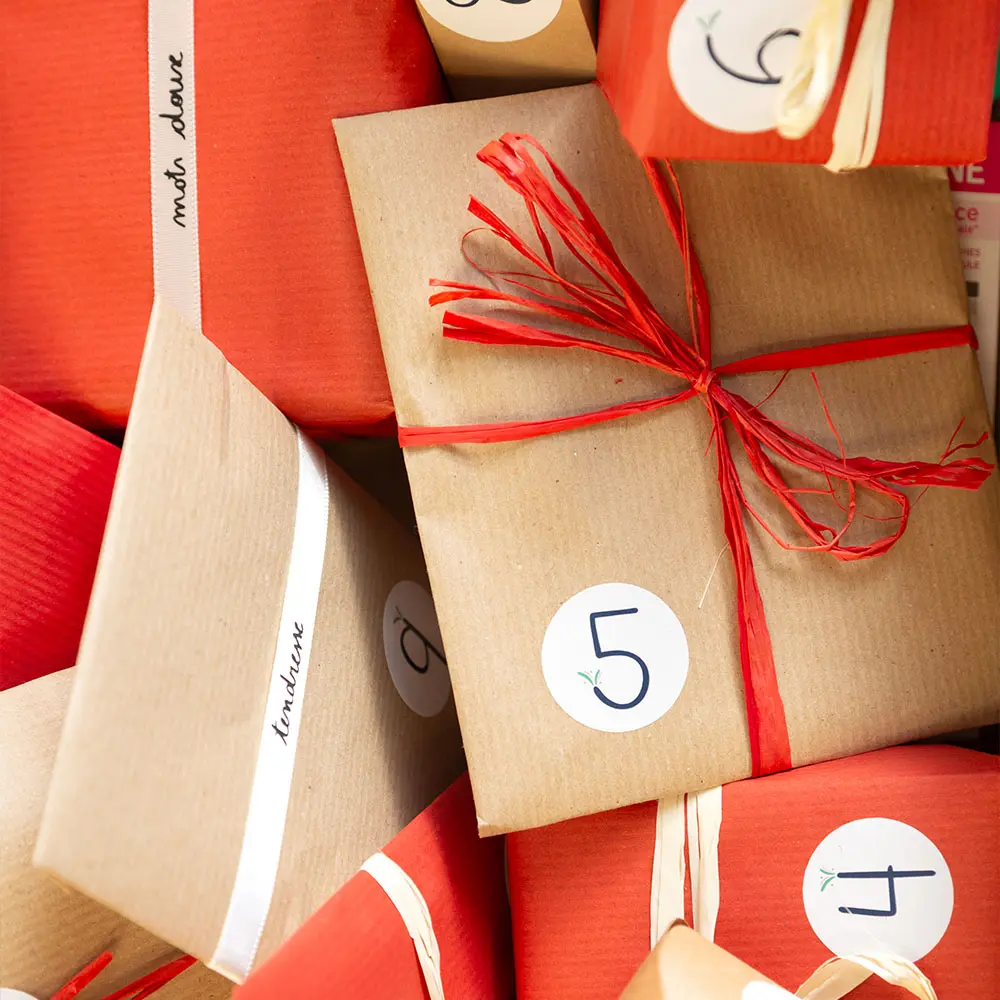paquets emballés dans le calendrier de l'après noël couple - Box cadeau romantique Jour K