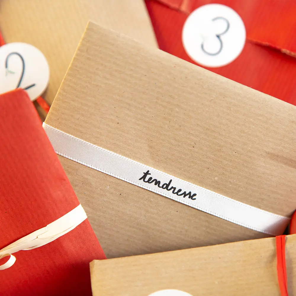 paquet avec inscription « tendresse » emballé à la main - Calendrier de l'Après Noël pour les couples (Jour K)