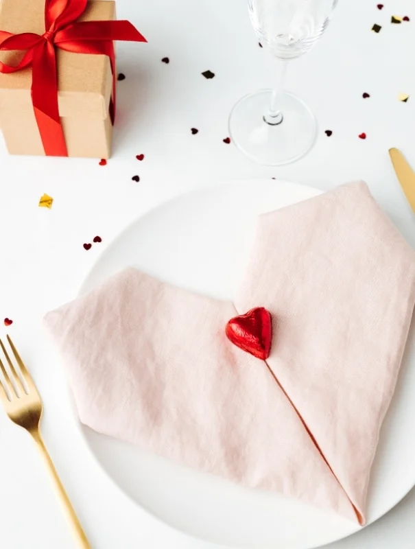 table de fête pour la saint-valentin