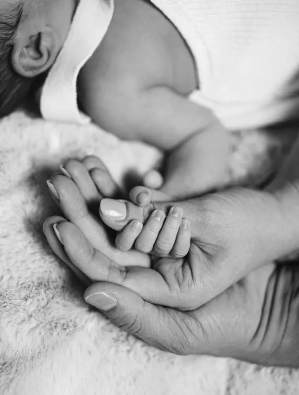 mains de jeunes parents avec bébé