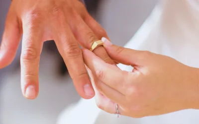 Cadeau de mariage civil : 8 idées tendances pour combler les jeunes mariés (2026)