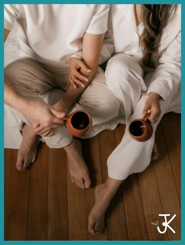 couple buvant un café pendant les préparatifs d'un mariage