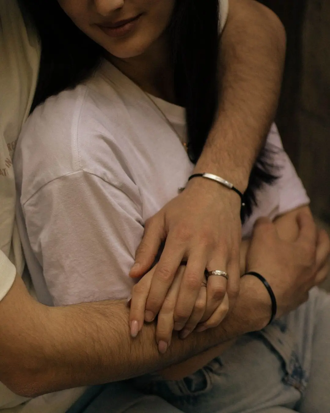 couple d'amoureux enlacés