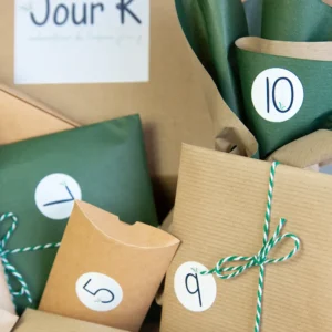 10 paquets surprises dans la box bien-être moral Jour K