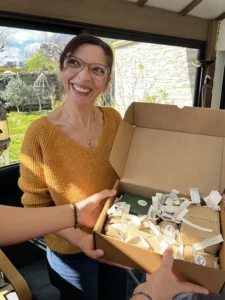 une femme reçoit un calendrier de l'Après Jour K