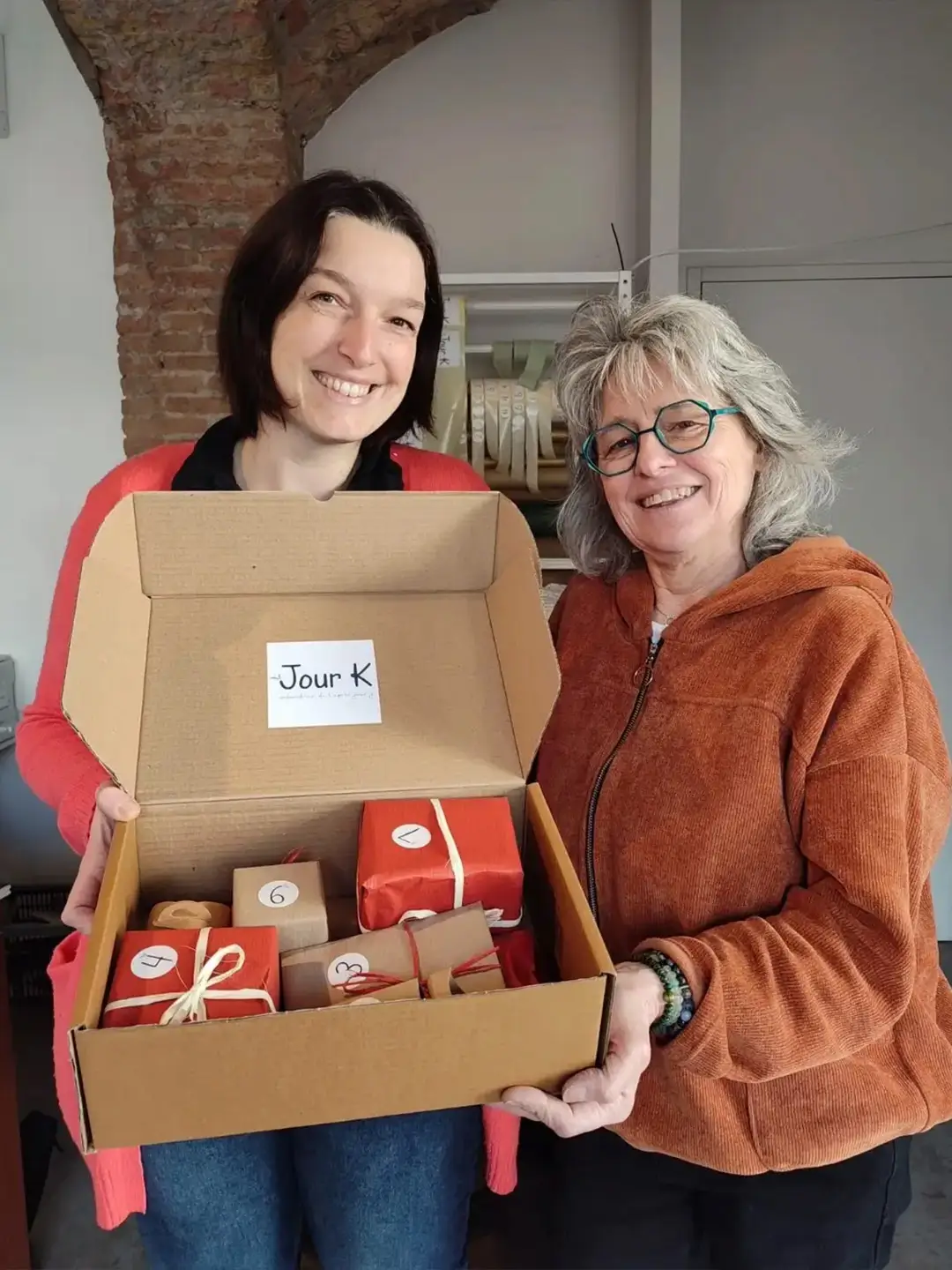 deux femmes avec un calendrier de l'Après Jour K