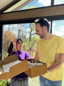 deux amoureux en train d'ouvrir le calendrier de l'Après couple Jour K