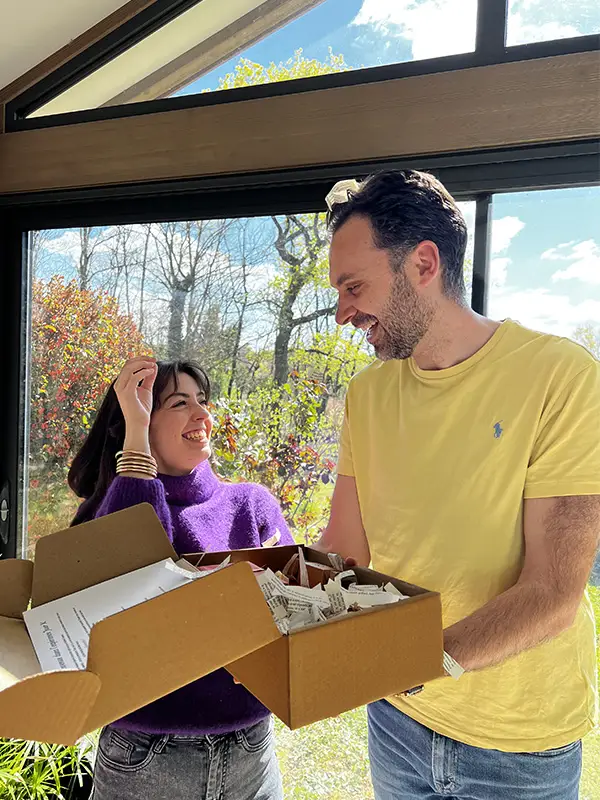 couple recevant un calendrier de l'Après Jour K