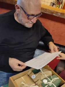un homme en train d'ouvrir un calendrier de l'Après Noël Jour K