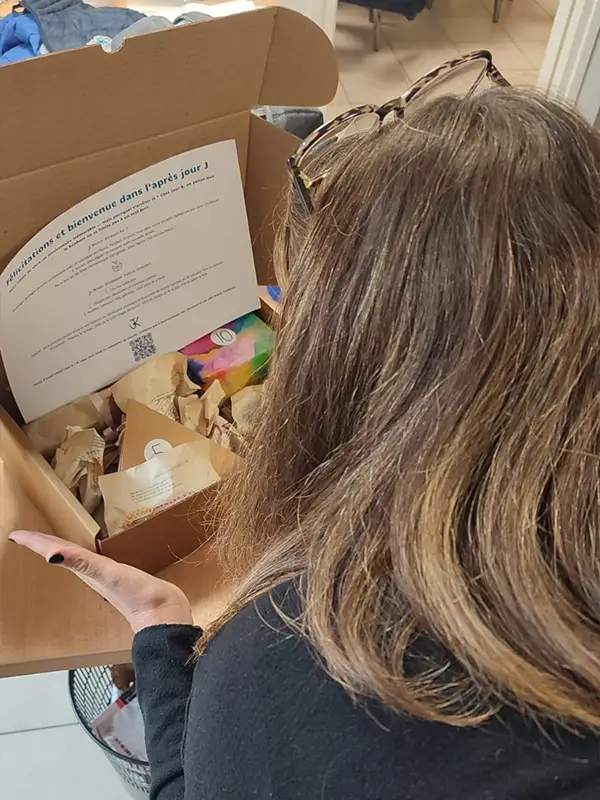 collègue recevant un calendrier de l'Après Jour K