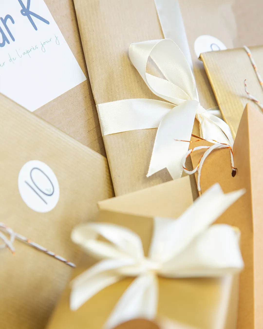 cadeaux emballés à la main dans la box romantique anniversaire de mariage jour K
