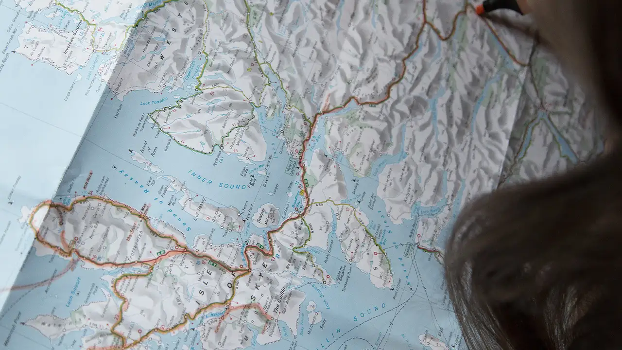 tracé sur une carte des prochaines vacances pour combattre une déprime passagère