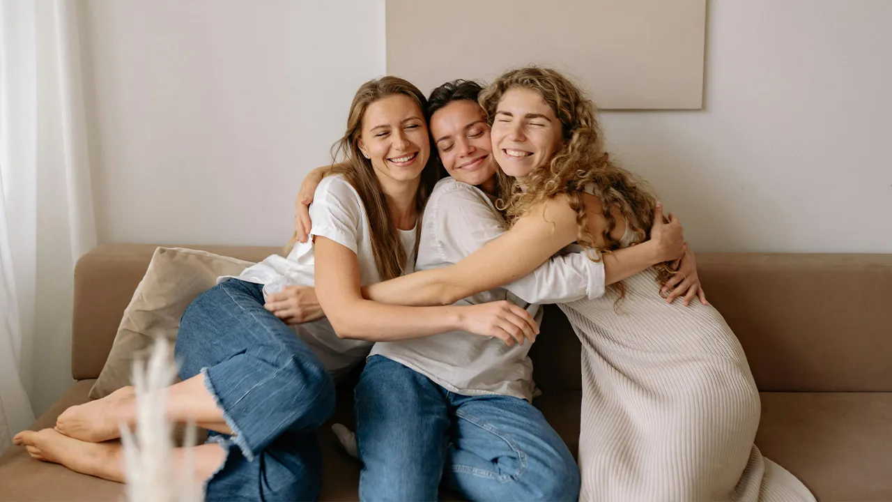 deux amies remontent le moral à un proche en lui faisant un câlin