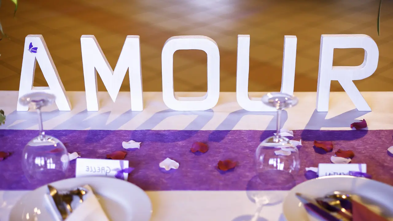 Ambiance mariage mot amour écrit sur une table de mariage