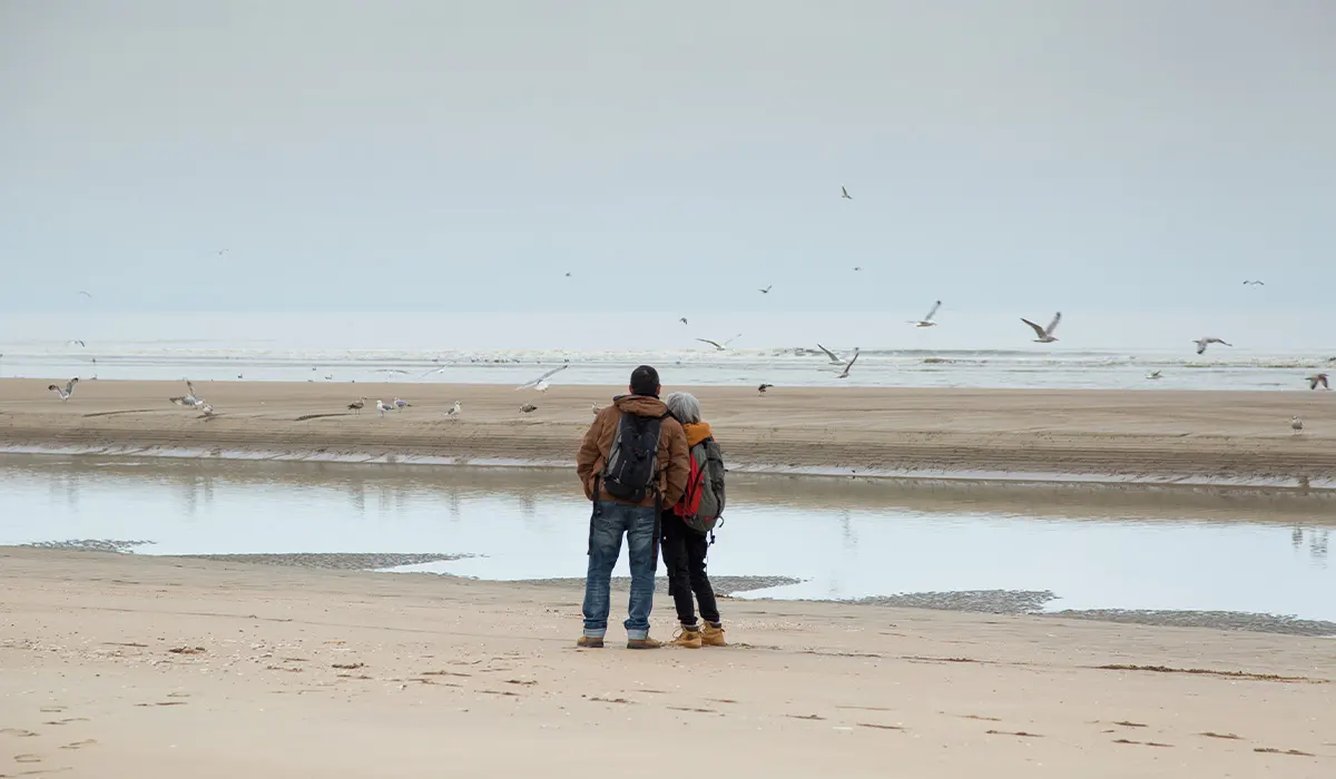 En voyage pour se retrouver après le mariage un couple sur une plage en voyage après le mariage