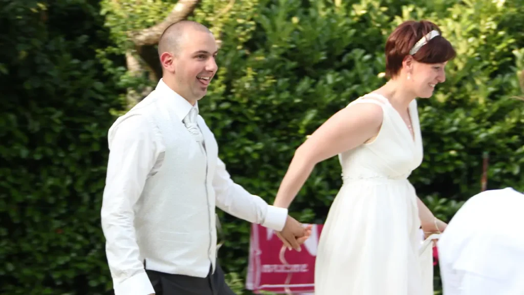 jeune mariés sur le départ juste après leur mariage