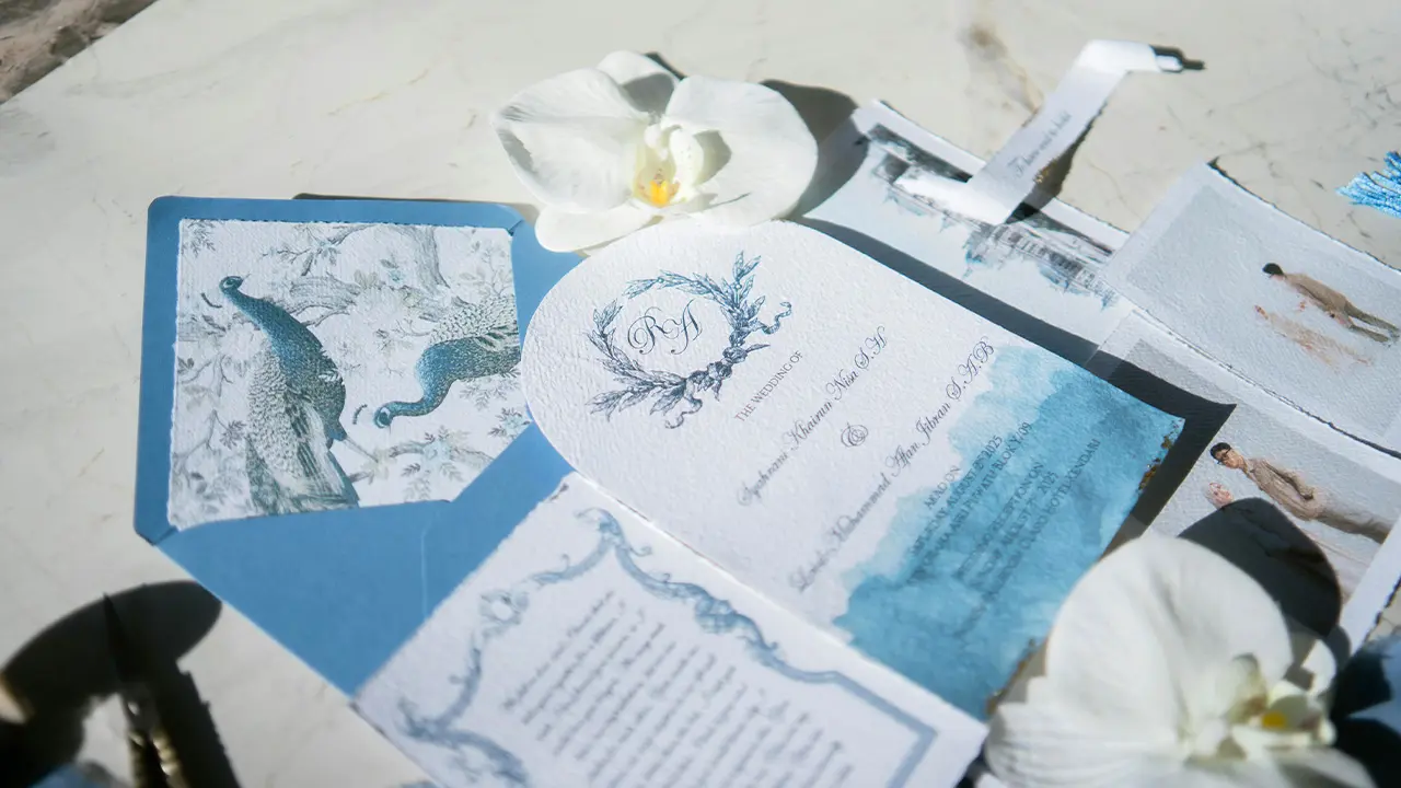 Aquarelle en direct le jour du mariage Papeterie de mariage haut de gamme avec monogramme, orchidée blanche et détails sur-mesure - idées cadeaux mariage luxe 2026
