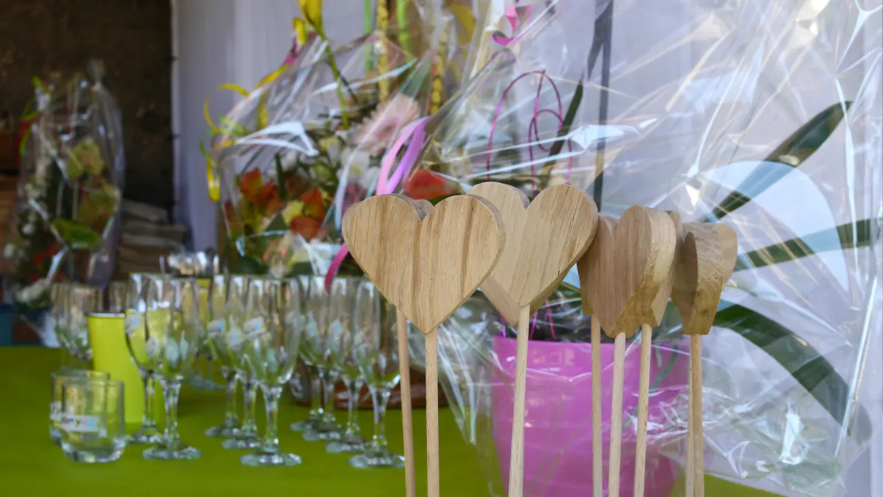 Un cadeau de mariage fait avec le coeur coeurs en bois - cadeau de mariage DIY personnalisé petit budget