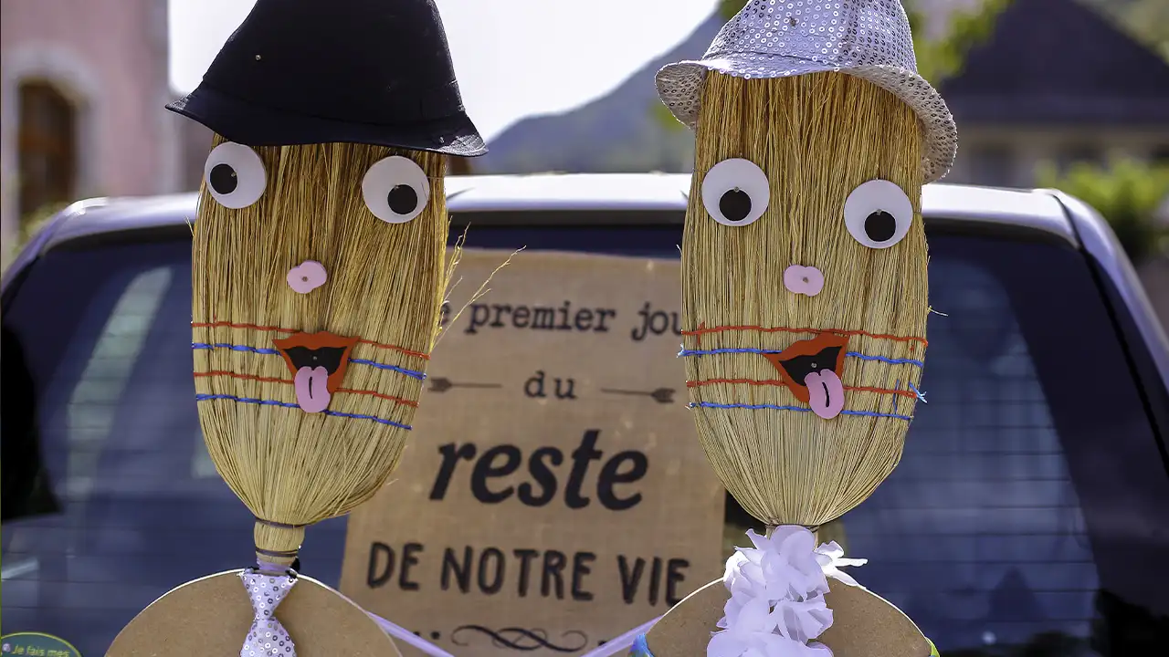 Cadeau de témoin original pour les mariés deux balais habillés en mariés - cadeau de mariage insolite de la part du témoin
