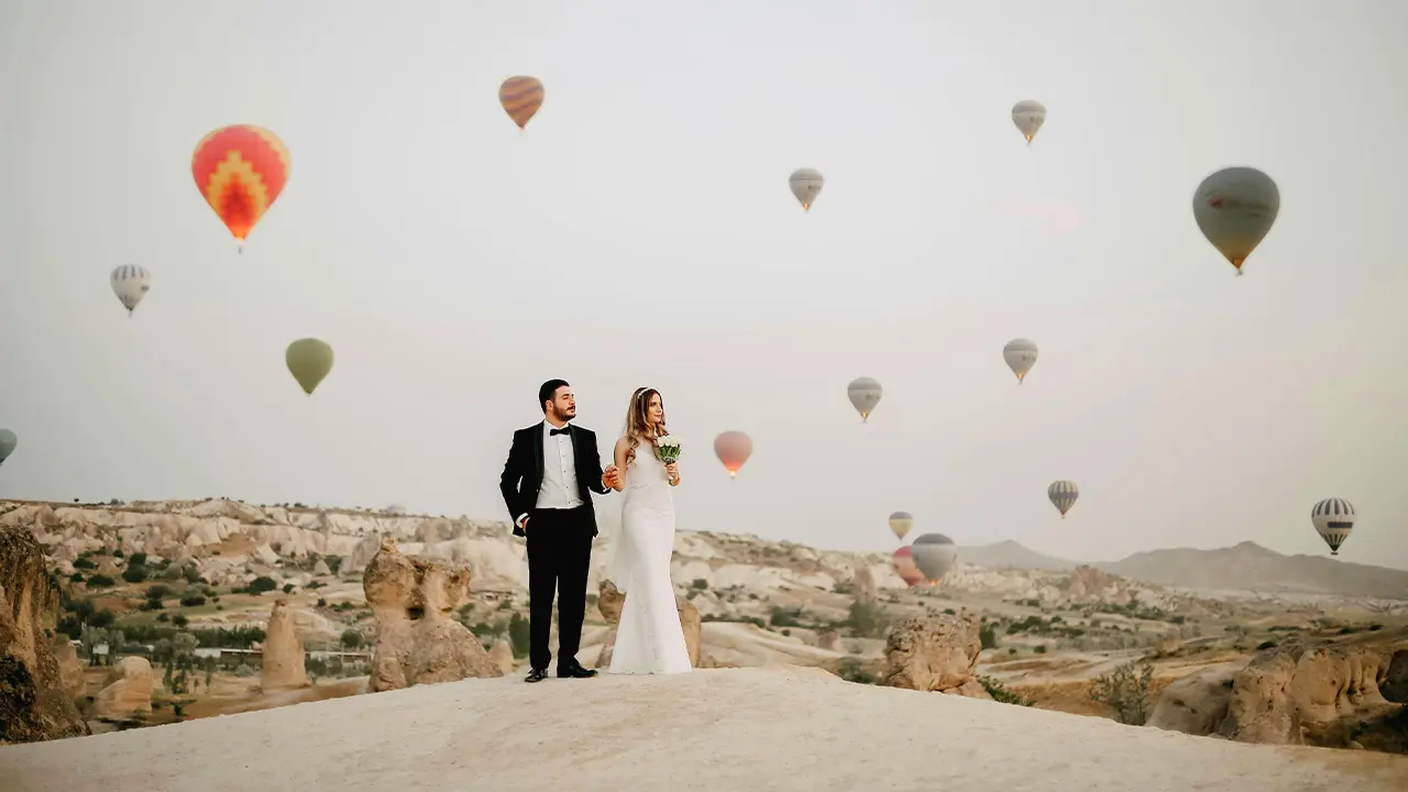 S'envoler un montgolfière : un cadeau haut de gamme pour les mariés cadeau luxe offert à des jeunes mariés : un vol en montgolfière
