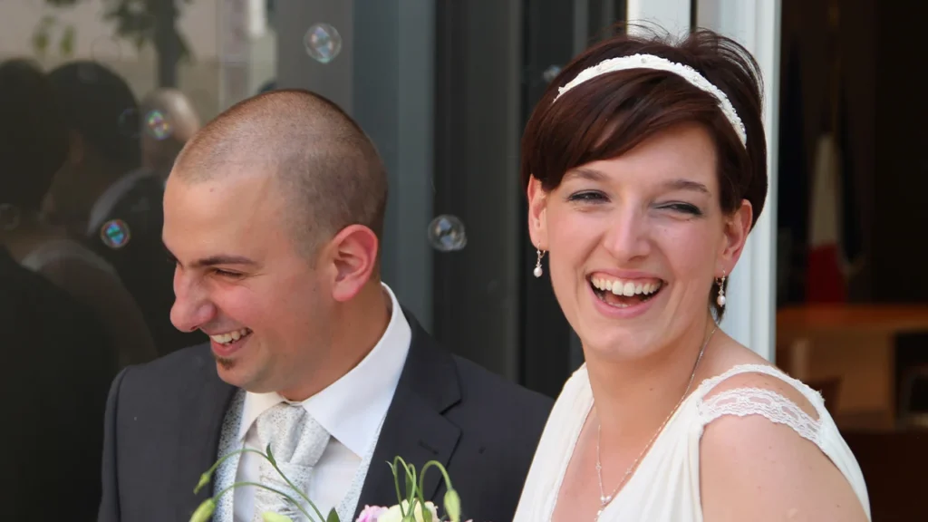 Couple de mariés heureux le jour de leur mariage