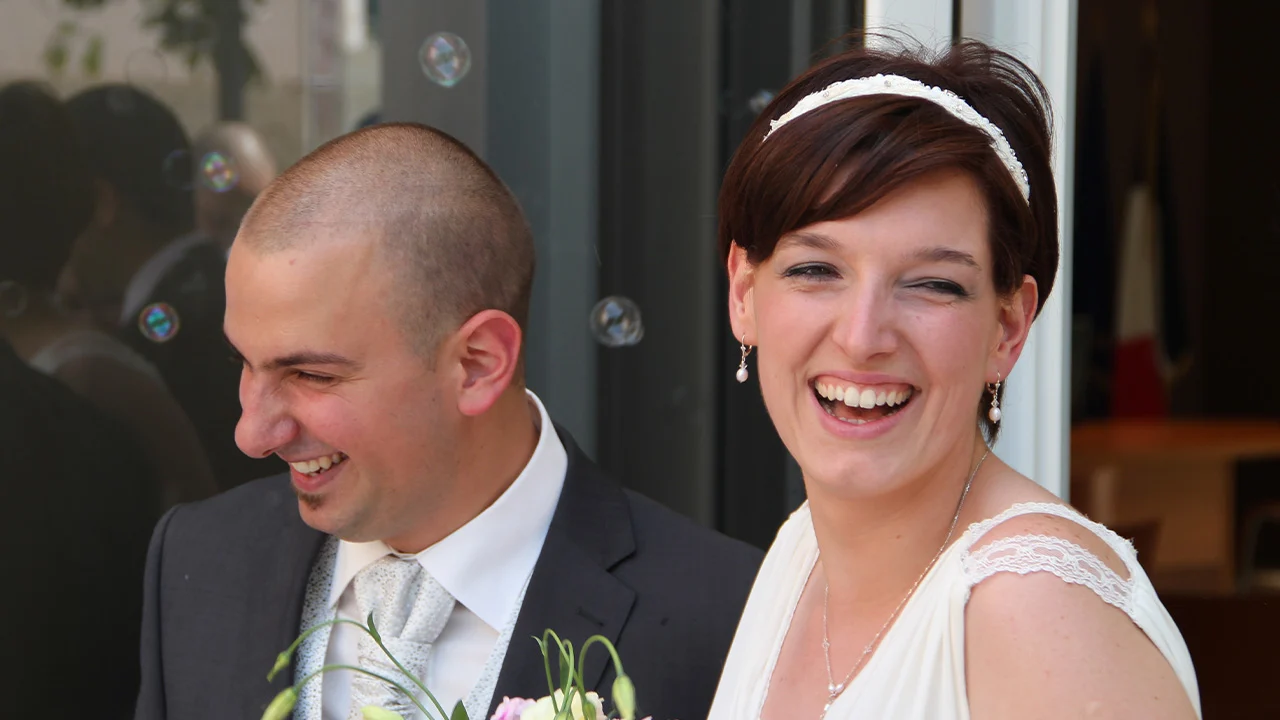 Souvenir de mon mariage Couple de mariés heureux le jour de leur mariage