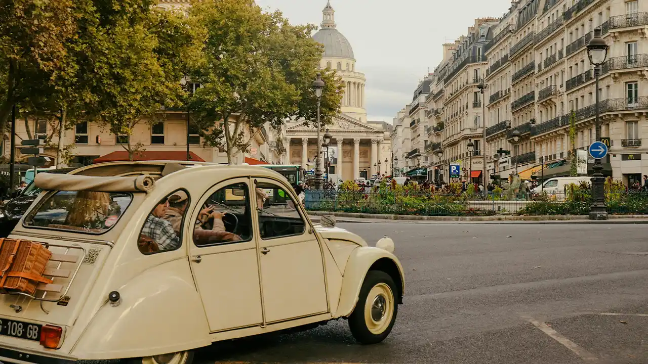 Visiter paris en 2CV après son mariage visite premium de paris en 2CV - idée cadeau premium pour les jeunes mariés