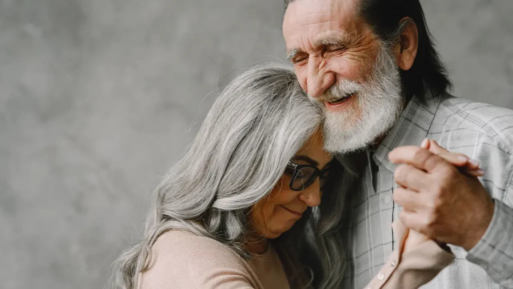 couple en train de danser pour fêter ses 50 ans de mariage - Idées cadeaux noces d'or