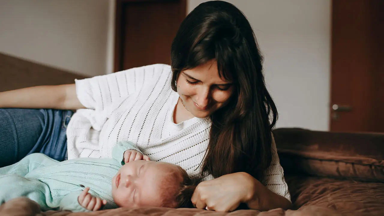 Jeune maman : quoi lui offrir ? Jeune maman et son bébé - Idées de cadeau de naissance pour la maman