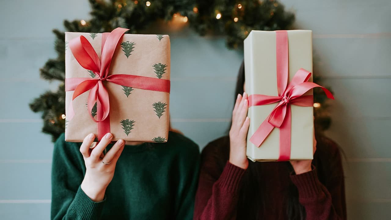Joyeux Noël entre soeurs ! deux soeurs s'offrent des cadeaux de noël - Nos meilleures idées