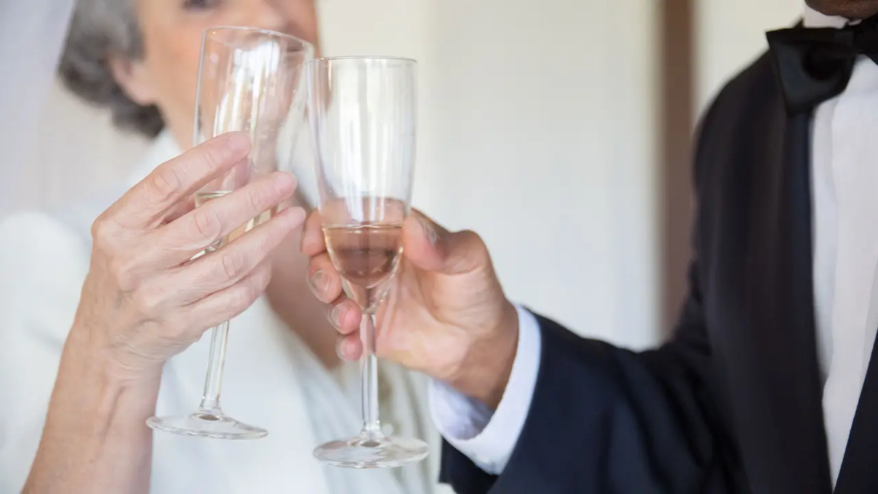 un couple trinque à ses 40 ans de mariage