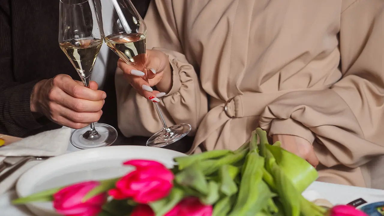 un couple célèbre ses 20 ans de mariage autour d'un repas 
