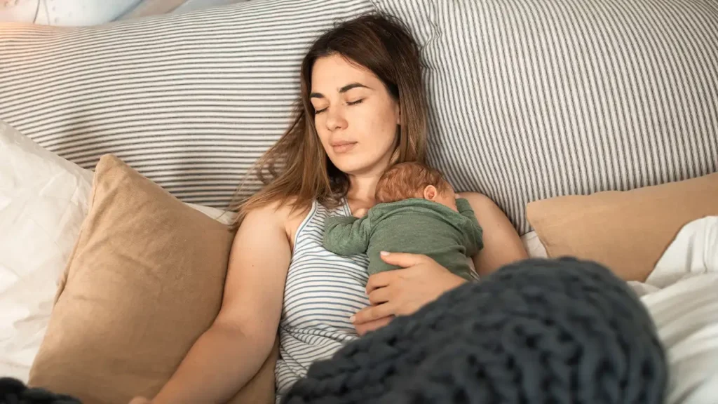 jeune maman avec son bébé après l'accouchement