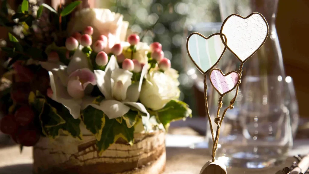 table à cadeaux décorée de façon romantique - Jour K