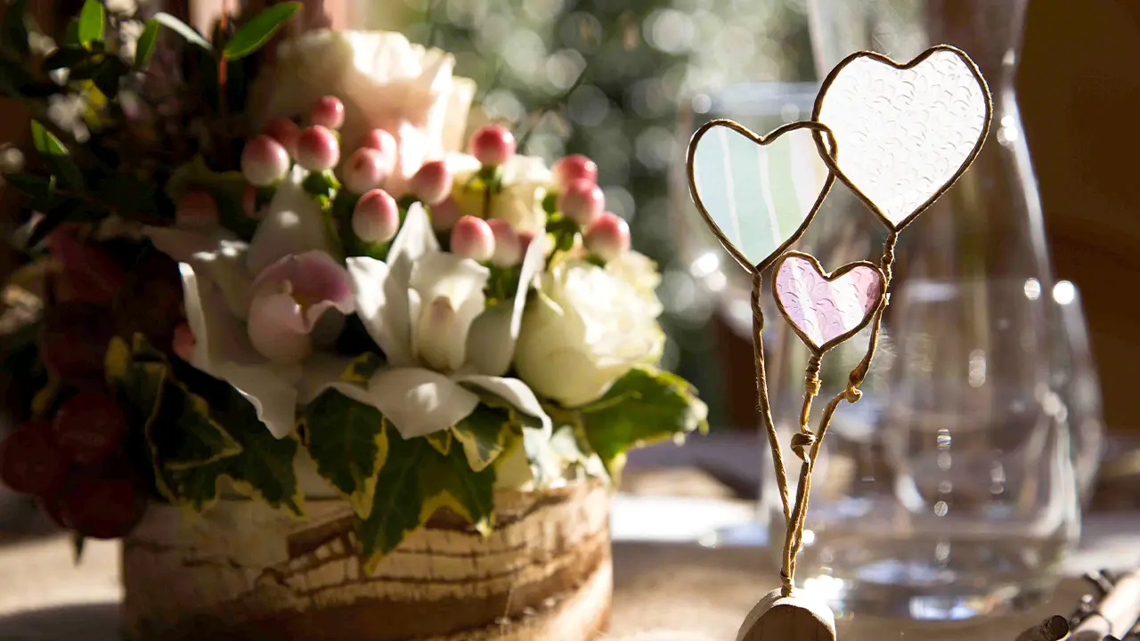 table de cadeaux décorée de façon romantique pour un PACS