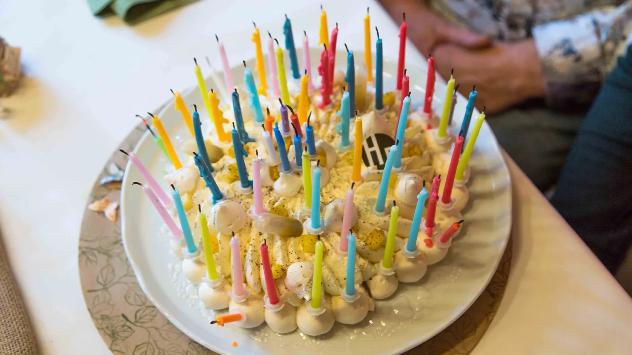 bougies soufflées avant d'ouvrir les cadeaux à l'anniversaire de sa meilleure amie