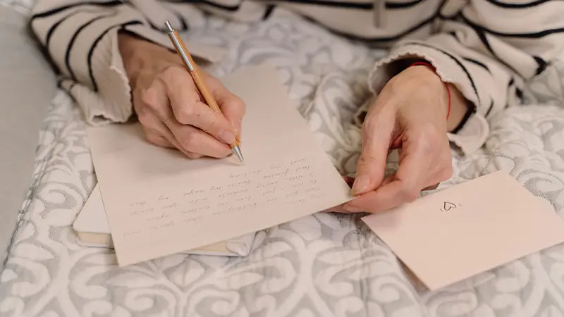 Écrire un mot sincère à un proche malade d'un cancer, lettre dans une lumière douce